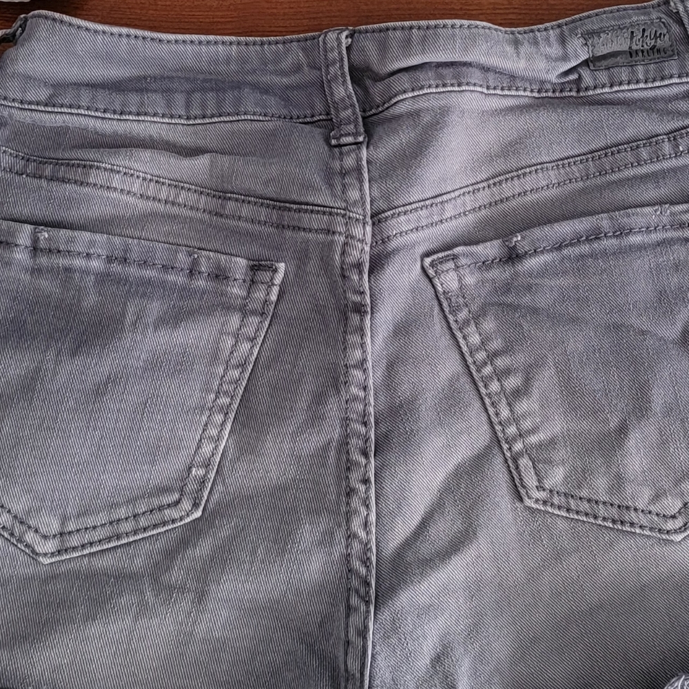 Womans Shorts - Picture 3 of 4